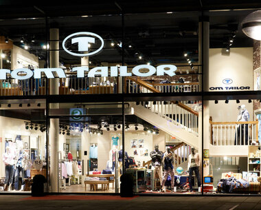 tom_tailor-flagshipstore-stuttgart_aussen_nacht.jpg