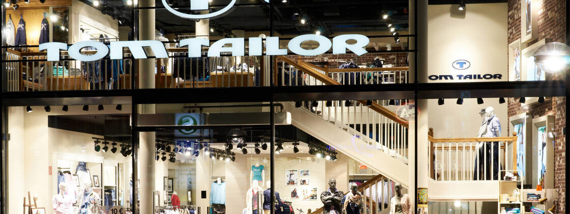 tom_tailor-flagshipstore-stuttgart_aussen_nacht.jpg