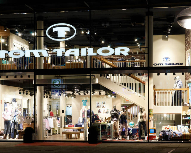 tom_tailor-flagshipstore-stuttgart_aussen_nacht.jpg