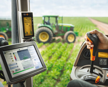 Effectenspiegel-boersengespraeche-agrar-feld-traktor-in-gruen