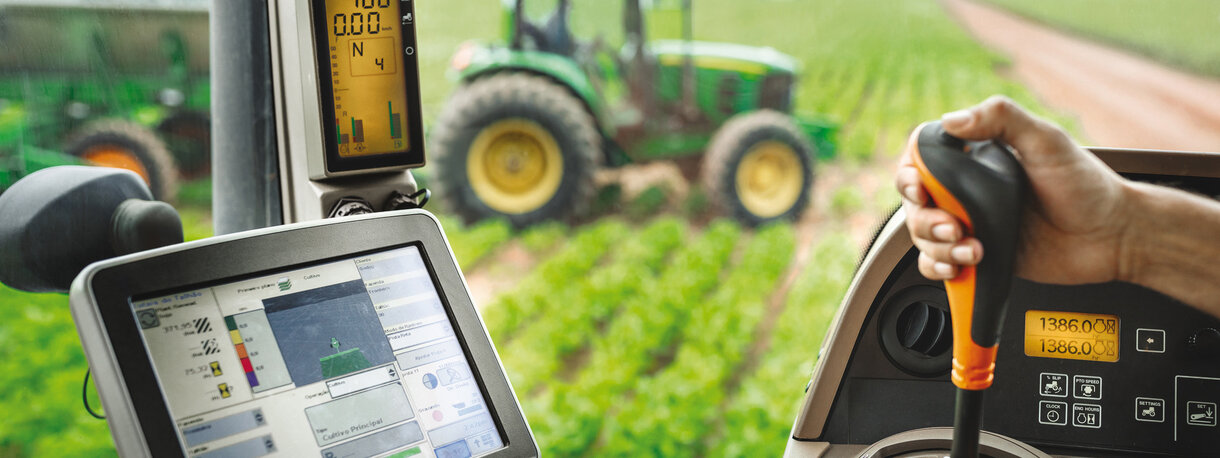 Effectenspiegel-boersengespraeche-agrar-feld-traktor-in-gruen
