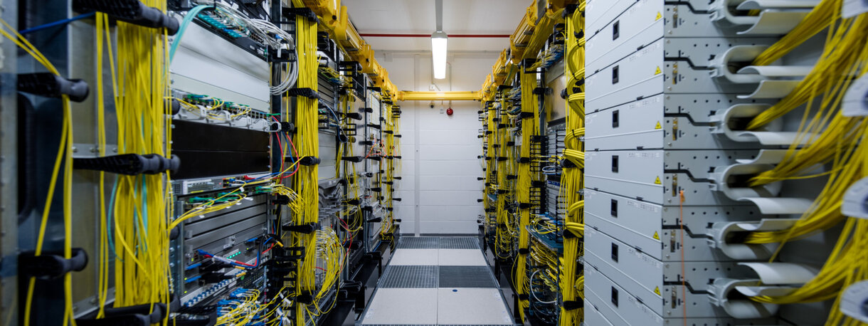 ionos_data-center-network-room-scaled.jpg