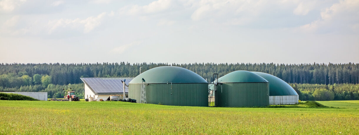 Biogasanlage auf einer Wiese