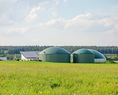 Biogasanlage auf einer Wiese