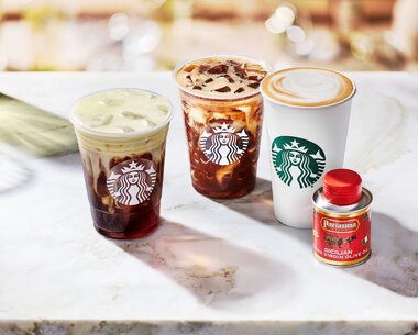 Effecten Spiegel-Neues aus Unternehmen-verschiedene Kaffeebecher von Starbucks auf einem Tisch.jpeg