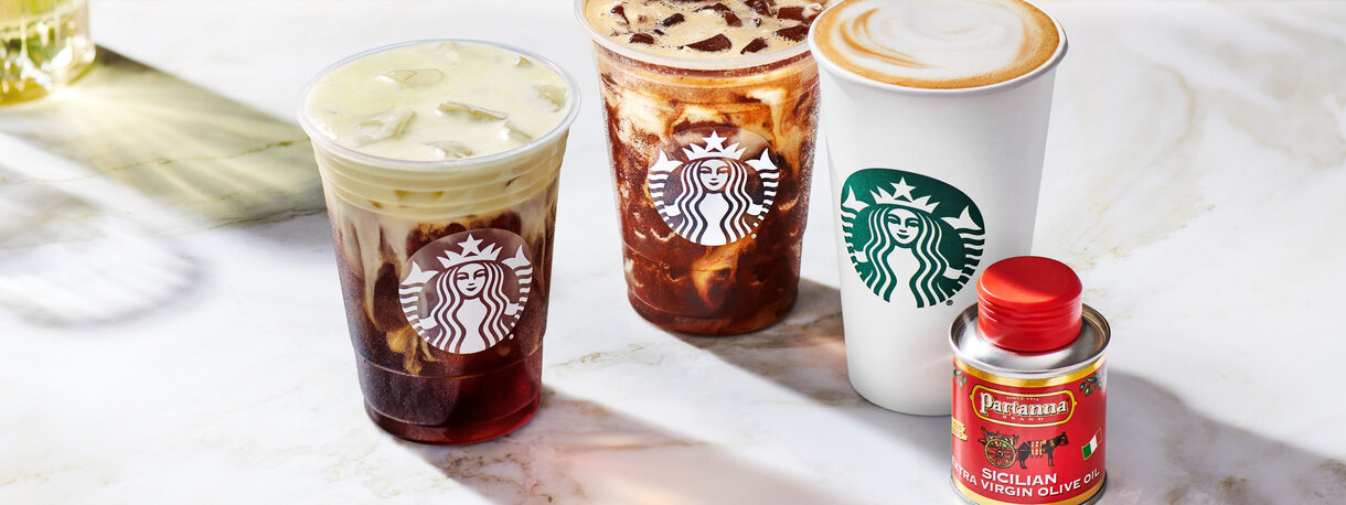 Effecten Spiegel-Neues aus Unternehmen-verschiedene Kaffeebecher von Starbucks auf einem Tisch.jpeg