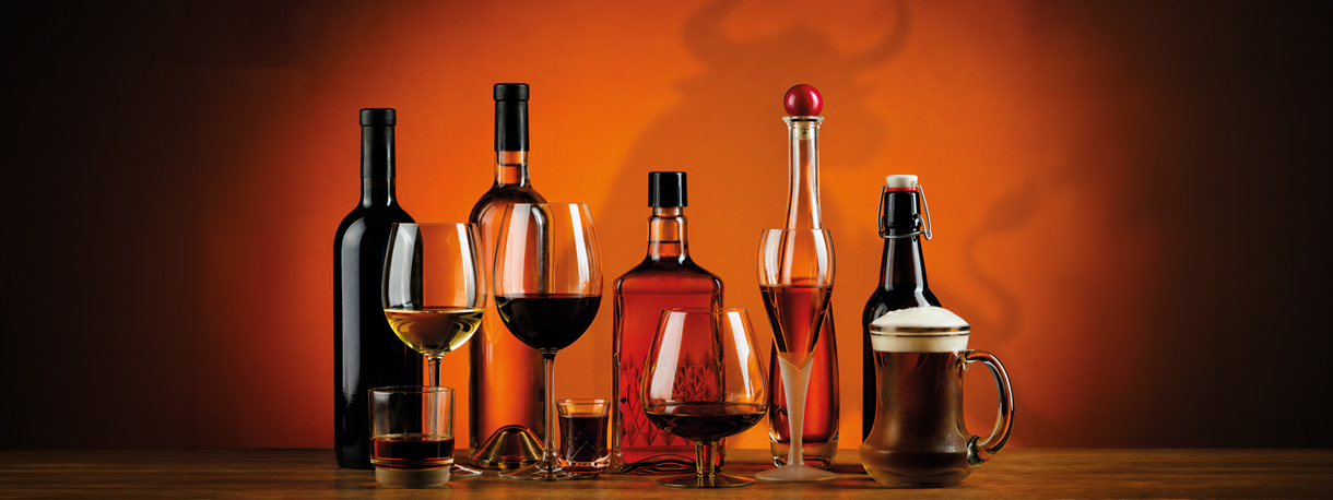 EffectenSpiegel-Thema-der-Woche-ES44web_Site-verschiedener-Alkohol-in-Flaschen-und-Glaesern-mit-dem-Schatten-eines-Bullen-im-Hintergrund